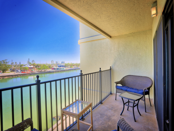Luxurious Bayfront Condo Steps to beach
